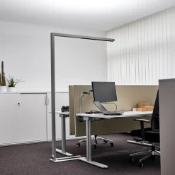 Arcchio Gulvlamper > LED-gulvlampe til kontor Jolinda, sølv, 4.000 K, sensor