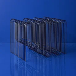 AYTM Møbel Og Interiør > Curva magasinholder, sort, bredde 40 cm, stål