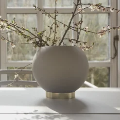 Møbel Og Interiør ^ AYTM Globe urtepotte, Ø 17 cm, gråbrun, aluminium, stål