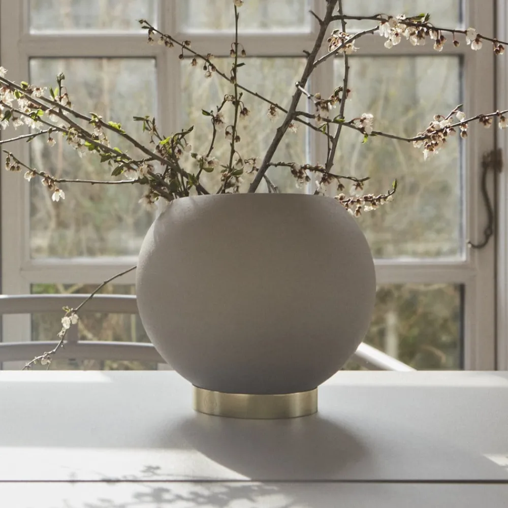 Møbel Og Interiør ^ AYTM Globe urtepotte, Ø 17 cm, gråbrun, aluminium, stål