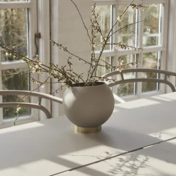 Møbel Og Interiør ^ AYTM Globe urtepotte, Ø 17 cm, gråbrun, aluminium, stål