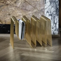 Møbel Og Interiør ^ AYTM Magasinholder Curva, guld, bredde 40 cm, stål