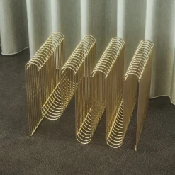 Møbel Og Interiør ^ AYTM Magasinholder Curva, guld, bredde 40 cm, stål