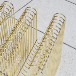 Møbel Og Interiør ^ AYTM Magasinholder Curva, guld, bredde 40 cm, stål