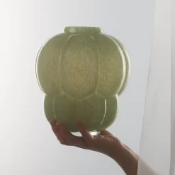 AYTM Møbel Og Interiør > Uva-vase, glas, grøn, Ø 26 cm, højde 28 cm, mundblæst