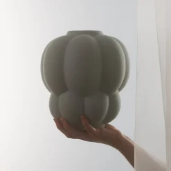 Møbel Og Interiør ^ AYTM Uva-vase, keramik, grøn, Ø 26 cm, drueform