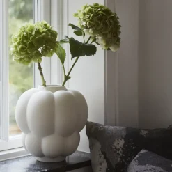 AYTM Møbel Og Interiør > Uva-vase, keramik, hvid, Ø 26 cm, drueform
