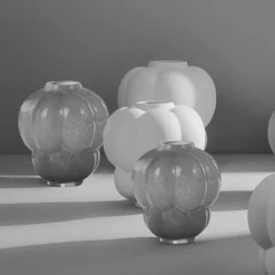 AYTM Møbel Og Interiør > Uva-vase, keramik, hvid, Ø 26 cm, drueform