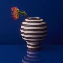 AYTM Møbel Og Interiør > Varia-vase, rød, Ø 18 cm, højde 21 cm, keramik