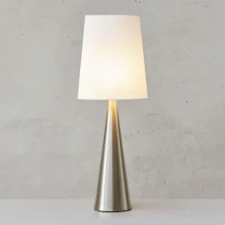 Markslöjd Bordlamper > Conus bordlampe med offwhite skærm, nikkel