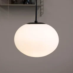 Dyberg Larsen Pendellamper > Princess hængelampe, opal/sort, Ø 28 cm