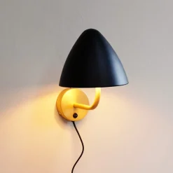 Dyberg Larsen Væglamper > væglampe Oulu, sort/messing, Ø 20,3 cm