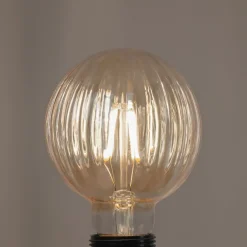 Dæmpbar Led-Pære|Filament Pære ^ Lucande E27 3,8W LED-pære G95, 2700K, 340lm, riller ravfarvet