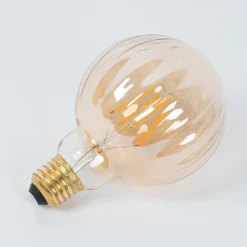 Dæmpbar Led-Pære|Filament Pære ^ Lucande E27 3,8W LED-pære G95, 2700K, 340lm, riller ravfarvet
