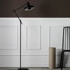 GRUPA Gulvlamper|Gulvlamper > Arigato gulvlampe, tredelt arm, sort