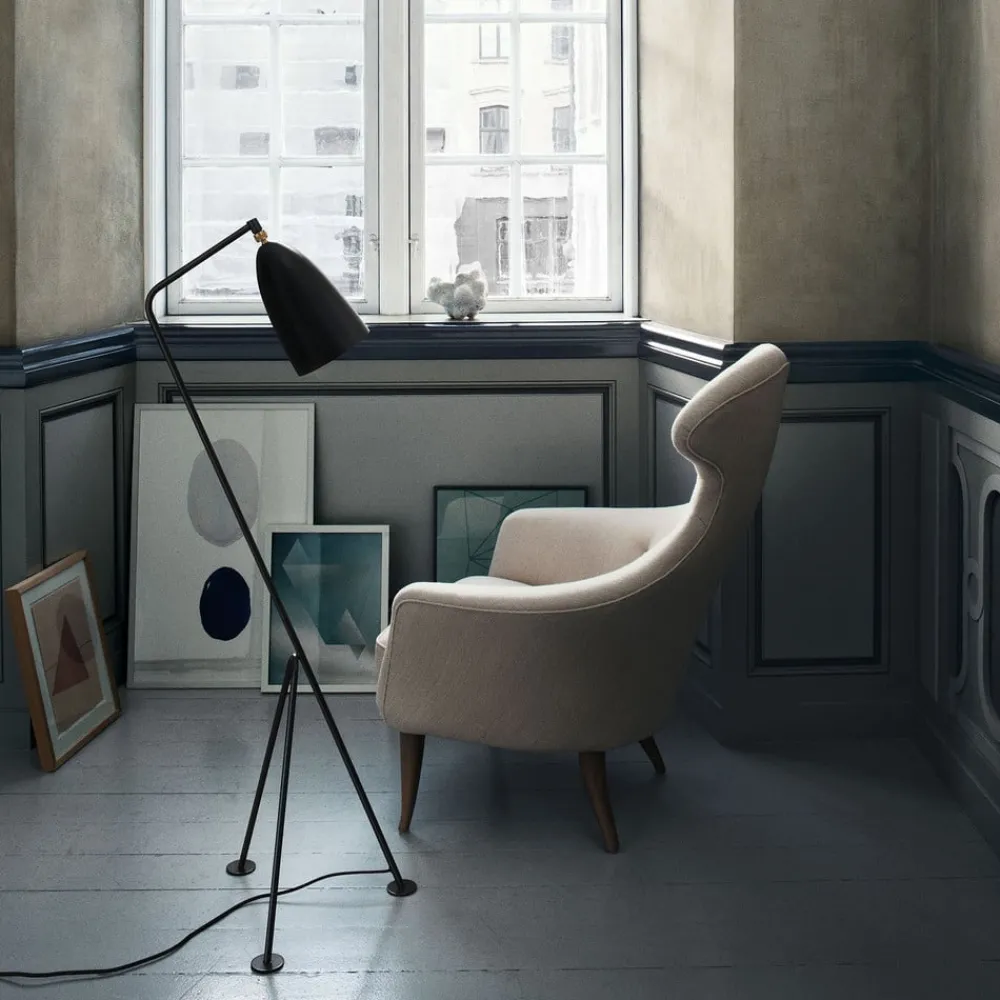 GUBI Gulvlamper > Gräshoppa trefods gulvlampe, sort