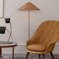 GUBI Gulvlamper|Gulvlamper > 9602 gulvlampe, messing, med rattanskærm