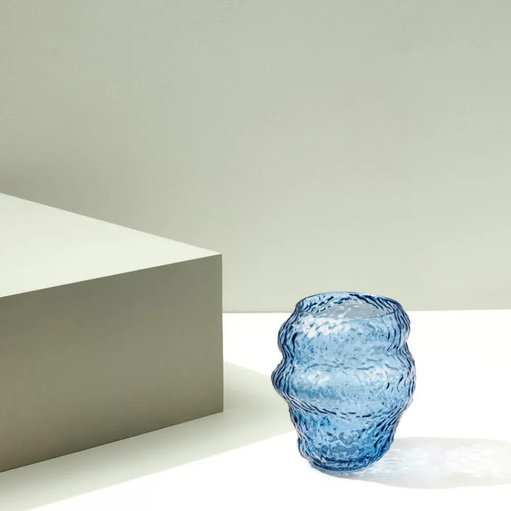Møbel Og Interiør ^ Hübsch Aurora-vase, glas, blå, højde 18 cm