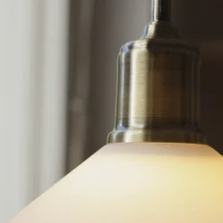 Markslöjd Pendellamper > Hængelampe Vela, hvid/gammel messing, glas/jern Ø 25 cm stik