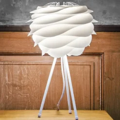 UMAGE Bordlamper > Hvid bordlampe Carmina med trebenet stativ