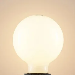 Dæmpbar Led-Pære ^ Arcchio LED-pære E27 4 W 2.700 K G95 globe dæmpes opal, 3