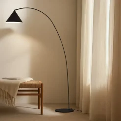 Gulvlamper|Gulvlamper ^ Lindby buelampe Triangolo, sort, højde 195 cm, metal E27