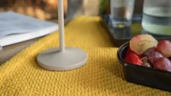 Lindby Dekorationsbelysning|Terrassebelysning > LED-batteridrevet bordlampe Esali, beige, metal, IP65