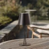 Dekorationsbelysning|Terrassebelysning ^ Lindby LED genopladelig bordlampe Janea CROSS, sort, metal