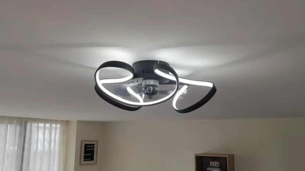 Lindby Loftventilatorer > LED-loftventilator Lomata, sort, støjsvag, Ø 23 cm