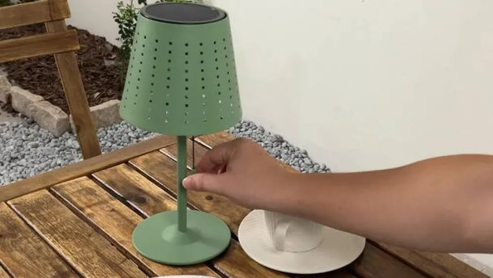 Lindby Dekorationsbelysning|Terrassebelysning > LED-solcellebordlampe Hilario, grøn, jern, genopladeligt batteri