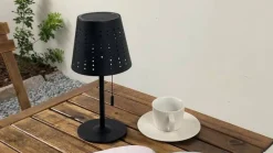 Lindby Dekorationsbelysning|Solcellelamper > LED-solcellebordlampe Hilario, sort, jern, genopladeligt batteri