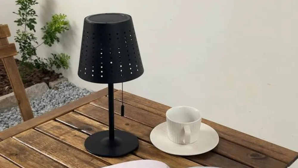 Lindby Dekorationsbelysning|Solcellelamper > LED-solcellebordlampe Hilario, sort, jern, genopladeligt batteri