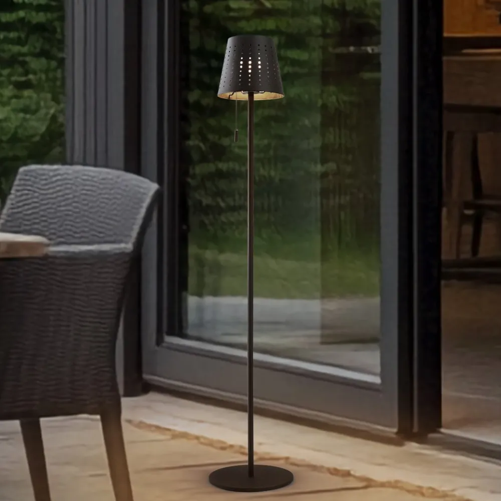 Solcellelamper ^ Lindby LED-solcellegulvlampe Hilario, sort, jern, genopladeligt batteri