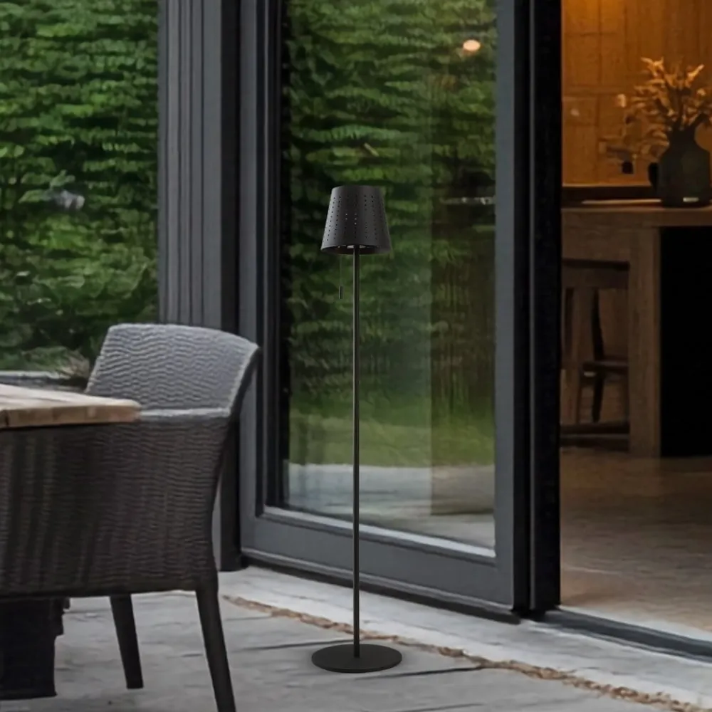 Solcellelamper ^ Lindby LED-solcellegulvlampe Hilario, sort, jern, genopladeligt batteri