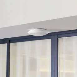 Lindby Terrassebelysning|Udendørs Loftlamper > LED udendørs loftlampe Naira, hvid, sensor, 30 cm, IP65