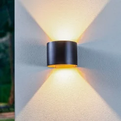 Terrassebelysning ^ Lindby LED udendørs væglampe Nivar, rund, sort/guld, IP54