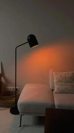 Lindby Gulvlamper|Gulvlamper > Morik gulvlampe, 1 lyskilde, sort/guld, metal