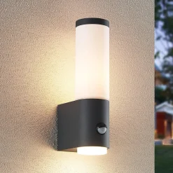 Væglampe Med Sensor|Væglamper ^ Lindby Okari udendørs væglampe med sensor, lige