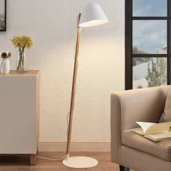 Pendellamper|Gulvlamper ^ Lindby Tetja gulvlampe med træstang, hvid