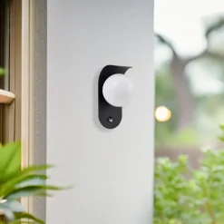 Væglampe Med Sensor|Terrassebelysning ^ Lindby udendørs LED-væglampe Lacie, sensor, sort/hvid, aluminium