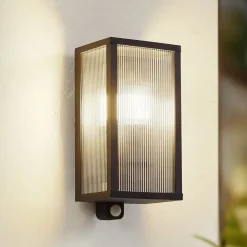 Lindby Væglampe Med Sensor|Terrassebelysning > udendørs væglampe Peldar, sensor, riflet, IP44, E27