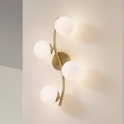Pendellamper|Væglamper ^ Lindby væglampe Josiana, opal/messing, 48 cm, kugle, glas