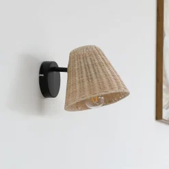 Lindby Gang|Væglamper > væglampe Zyralia, træfarvet, rattan, 19,5 cm høj