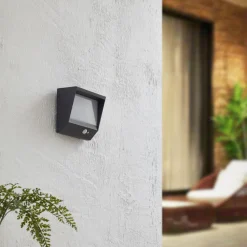 Lucande Solcelle Lampe Med Sensor|Væglamper > LED-solcellevægslampe Dava, 14 cm høj, aluminium, sensor