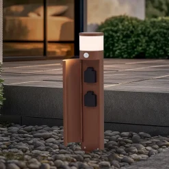 Lucande Gadebelysning Med Sensor|Gadebelysning > sokkellampe Corban, rust, sensor, stikkontakter, IP44
