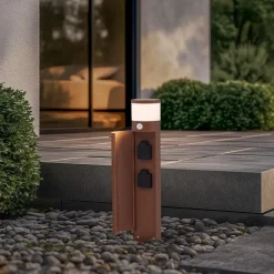 Lucande Gadebelysning Med Sensor|Gadebelysning > sokkellampe Corban, rust, sensor, stikkontakter, IP44