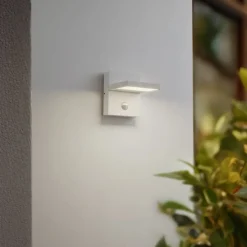Lucande Væglampe Med Sensor|Væglamper > udendørs LED-væglampe Silvan, hvid, sensor, IP54, 16 cm