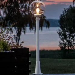 Gadebelysning ^ Konstsmide Med en klar kugle - vejlampen Linus i hvid