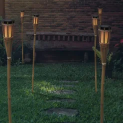 Dekorationsbelysning|Solcellelamper ^ Newgarden Hiama LED solcelle-havelampe lavet af bambus
