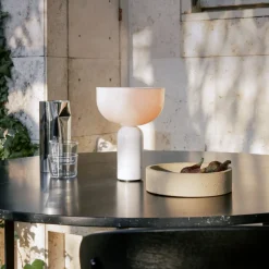 Bordlamper ^ New Works Kizu genopladelig bordlampe hvid